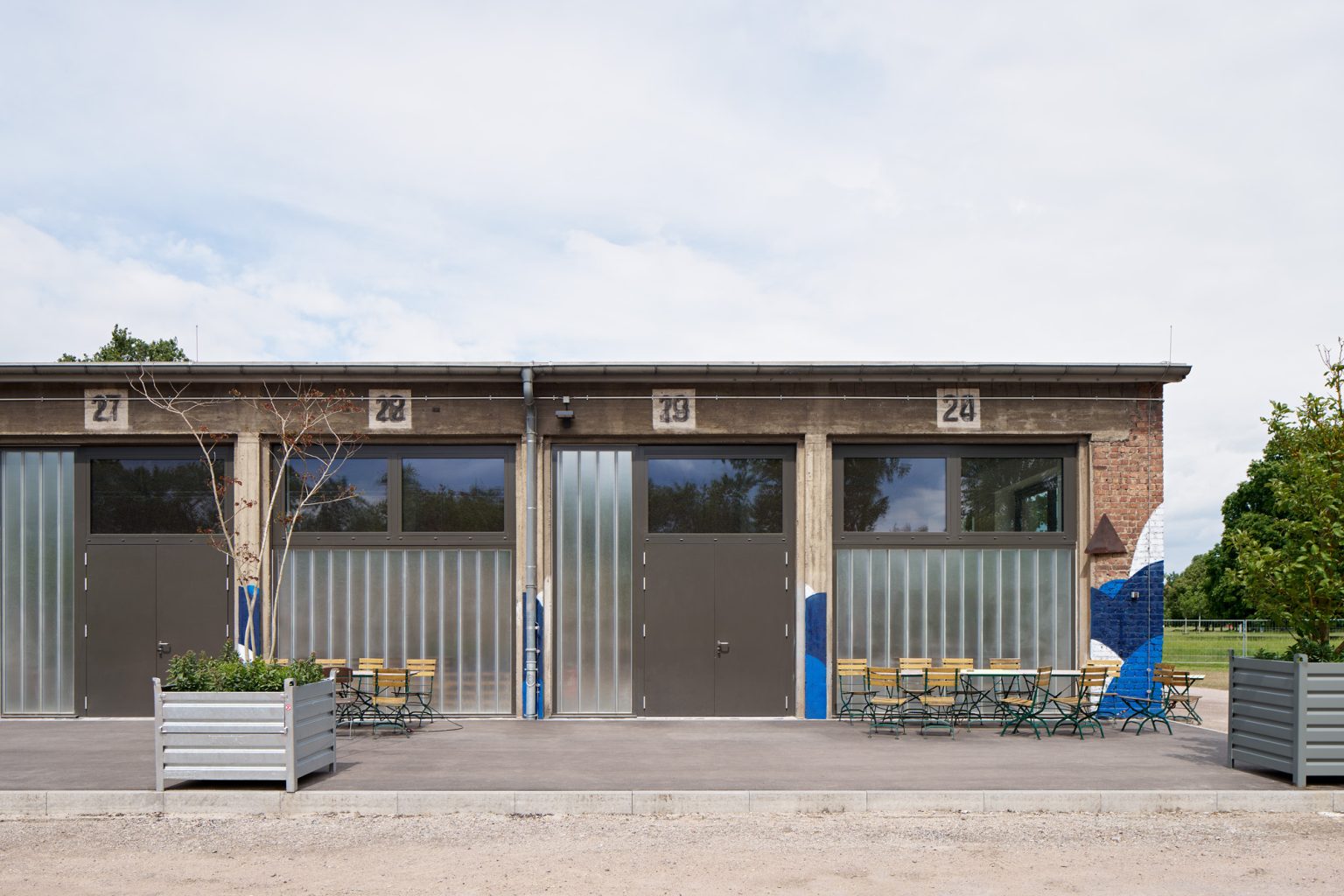 Umbau und Sanierung Hallen und Verwaltungsgebäude "Otto D."
Bauabschnitt 2
Architektur:
AAG freie Architekten BDA
Löbner Schäfer Weber
TANKTURM Eppelheimer Straße 46
69115 Heidelberg
https://www.architekten-ag.de
Bauleitung:
DRESCHER MICHALSKI
Architekten PartG mbB
Lachnerstr. 14
76131 Karlsruhe
www.drescher-michalski.de
Bauherr:
Stadt Karlsruhe
Amt für Hochbau und Gebäudewirtschaft
Zähringer Straße 61
76133 Karlsruhe