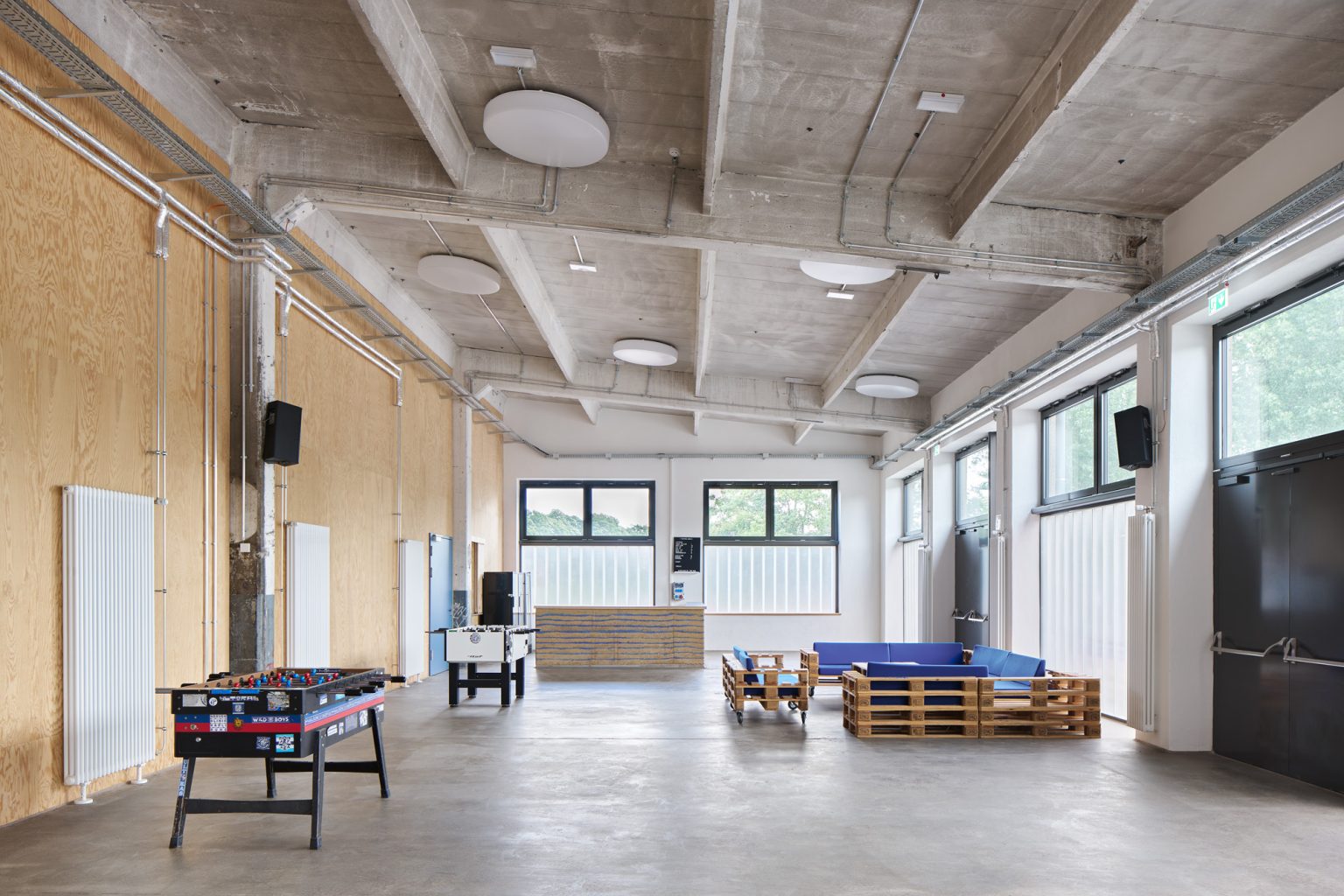 Umbau und Sanierung Hallen und Verwaltungsgebäude "Otto D."
Bauabschnitt 2
Architektur:
AAG freie Architekten BDA
Löbner Schäfer Weber
TANKTURM Eppelheimer Straße 46
69115 Heidelberg
https://www.architekten-ag.de
Bauleitung:
DRESCHER MICHALSKI
Architekten PartG mbB
Lachnerstr. 14
76131 Karlsruhe
www.drescher-michalski.de
Bauherr:
Stadt Karlsruhe
Amt für Hochbau und Gebäudewirtschaft
Zähringer Straße 61
76133 Karlsruhe