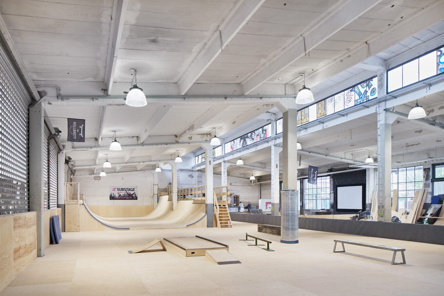 Umbau und Sanierung Hallen und Verwaltungsgebäude "Otto D."
Bauabschnitt 2
Architektur:
AAG freie Architekten BDA
Löbner Schäfer Weber
TANKTURM Eppelheimer Straße 46
69115 Heidelberg
https://www.architekten-ag.de
Bauleitung:
DRESCHER MICHALSKI
Architekten PartG mbB
Lachnerstr. 14
76131 Karlsruhe
www.drescher-michalski.de
Bauherr:
Stadt Karlsruhe
Amt für Hochbau und Gebäudewirtschaft
Zähringer Straße 61
76133 Karlsruhe