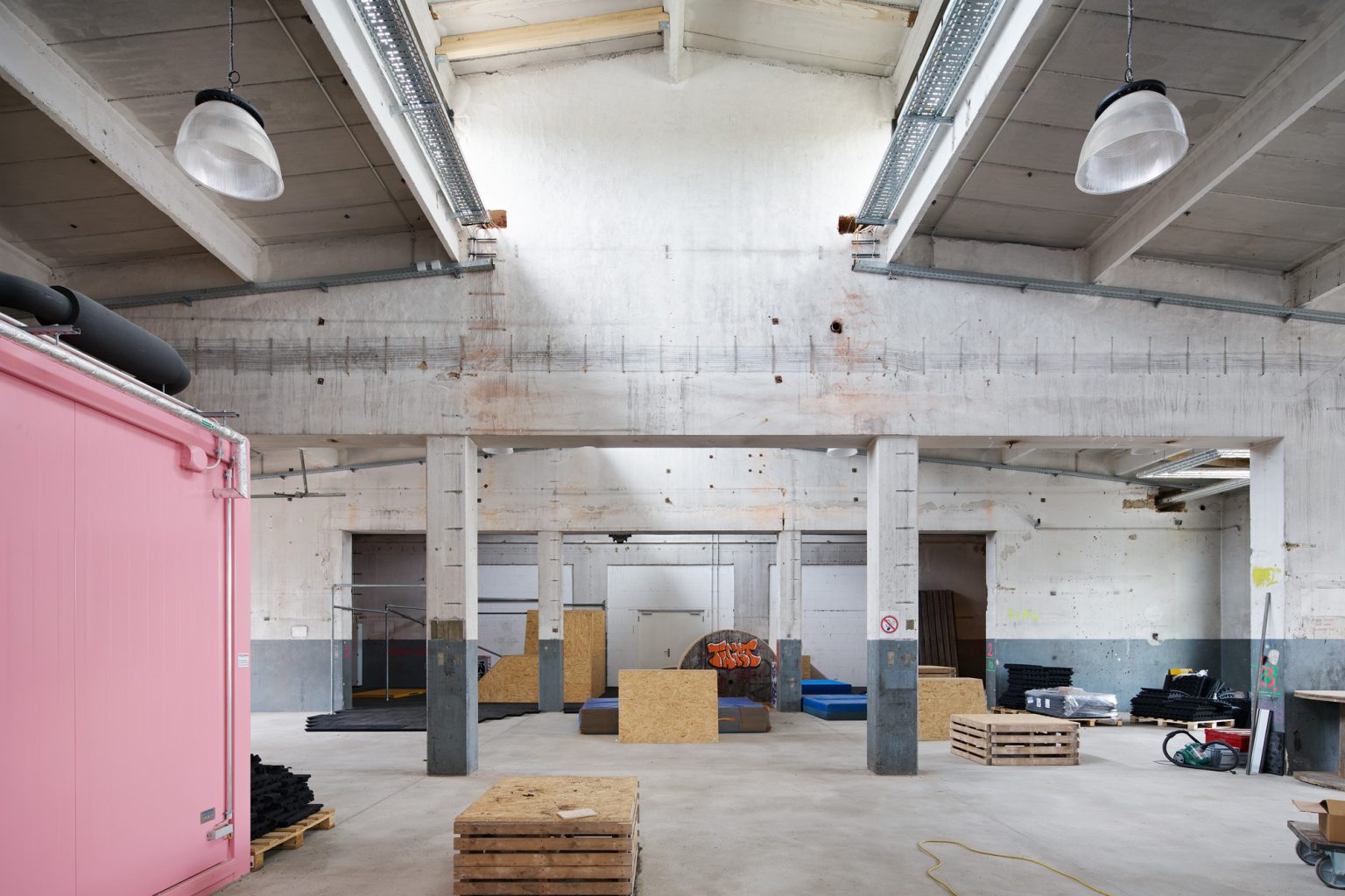Umbau und Sanierung Hallen und Verwaltungsgebäude "Otto D."
Bauabschnitt 2
Architektur:
AAG freie Architekten BDA
Löbner Schäfer Weber
TANKTURM Eppelheimer Straße 46
69115 Heidelberg
https://www.architekten-ag.de
Bauleitung:
DRESCHER MICHALSKI
Architekten PartG mbB
Lachnerstr. 14
76131 Karlsruhe
www.drescher-michalski.de
Bauherr:
Stadt Karlsruhe
Amt für Hochbau und Gebäudewirtschaft
Zähringer Straße 61
76133 Karlsruhe